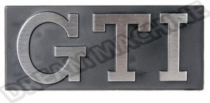 Sigle GTI de calandre Noir avec texte GTI argenté pour Golf Mk1 et Jetta