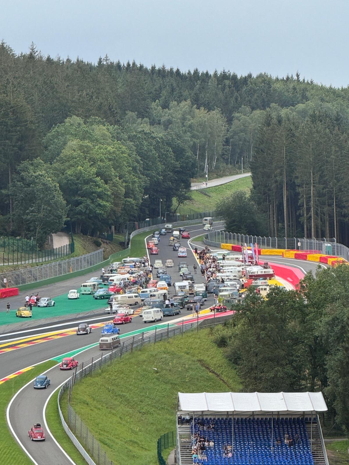 préparation pour la parade sur le circuit 